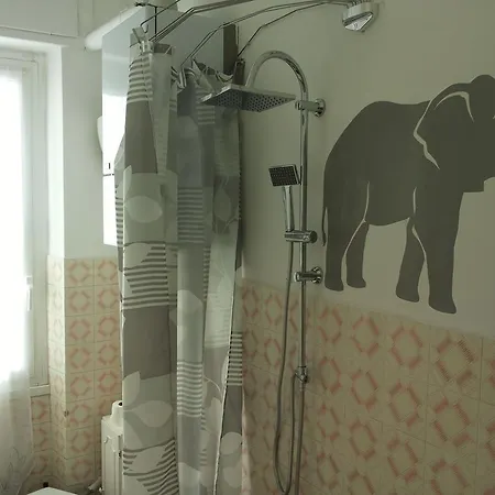 Alexandra Near Metro Apartment *